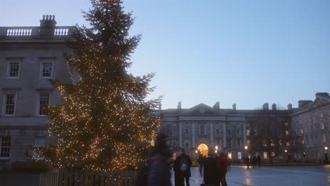 El-Pino-Decorado-Del-Trinity-College-Y-La-Universidad-En-Navidad-En-Dublín,-Irlanda