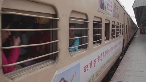 Train-full-of-passengers-arriving-at-station-platform