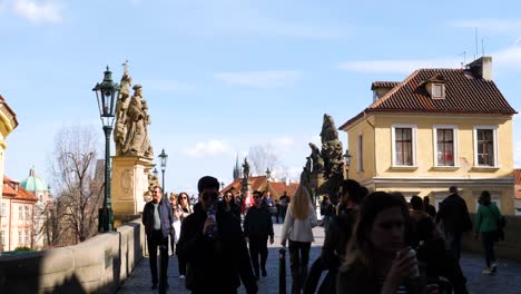 Touristen-Besuchen-Die-Karlsbrücke-In-Prag,-Tschechische-Republik