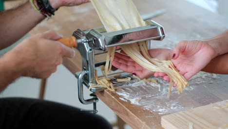 Masa-Casera-Enrollada-En-Hebras-De-Pasta:-Preparando-Fideos-Frescos