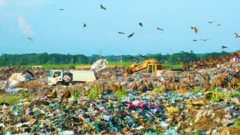 Los-Trabajadores-De-Bangladesh-Gestionan-Los-Desechos-Humanos-En-Los-Vertederos,-El-Concepto-De-Contaminación.