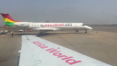 Compañía-De-Aviones-Africa-World-Air-Flight-Esperando-En-La-Pista-De-Aterrizaje-Antes-De-Despegar