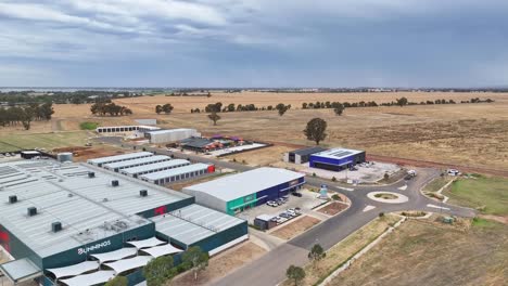 Yarrawonga,-Victoria,-Australia---7-De-Diciembre-De-2023:-Revelación-Aérea-Sobre-La-Nueva-Zona-Industrial-En-Yarrawonga-Y-Revela-La-Ferretería-Bunnings