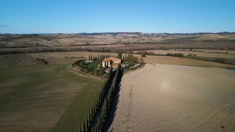 Rückzug-Der-Drohne-Von-Der-Villa-Mit-Blick-Auf-Die-Weitreichende-Aussicht-Auf-Das-Toskanische-Val-D&#39;Orcia