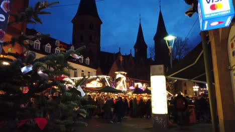 Gente-Y-Ambiente-Festivo-Del-Mercado-Navideño-Iluminado.