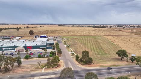 Yarrawonga,-Victoria,-Australien---7.-Dezember-2023:-Seitliche-Luftaufnahme-Des-Bunnings-Baumarkts-In-Yarrawonga,-Australien