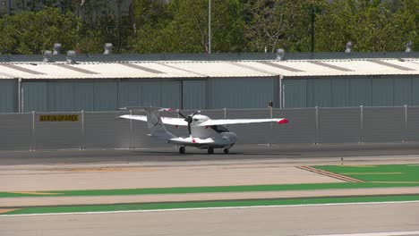 Pequeño-Avión-Propulsado-Por-Hélice-Espera-El-Despegue