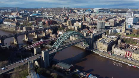 Vista-Aérea-Cinematográfica-Del-Muelle-De-Newcastle-Y-La-Ciudad-Al-Fondo---Newcastle-Upon-Tyne,-Reino-Unido