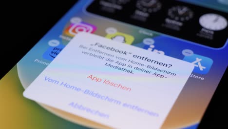 Nahaufnahme-Eines-Fingers,-Der-Den-Telefonbildschirm-Berührt-Und-Gedrückt-Hält,-Um-Die-Facebook-App-Zu-Entfernen