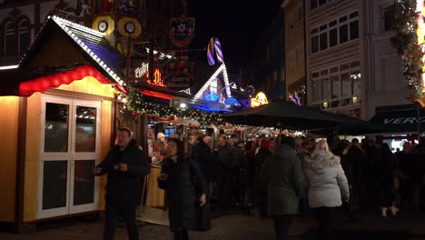 Multitudes-De-Personas-Paseando-Por-Las-Calles-Del-Mercado-Navideño-Por-La-Noche.