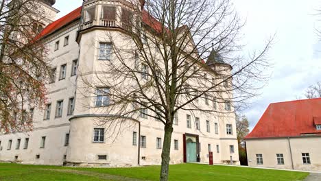 Caen-árboles-Fuera-Del-Histórico-Castillo-De-Hartheim,-Institución-De-Exterminio-Nazi-En-La-Alta-Austria,-Austria