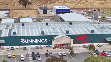 Yarrawonga,-Victoria,-Australien---7.-Dezember-2023:-Nahaufnahme-Des-Baumarkts-Und-Des-Parkplatzes-Von-Yarrawonga-Bunnings-Aus-Der-Luft