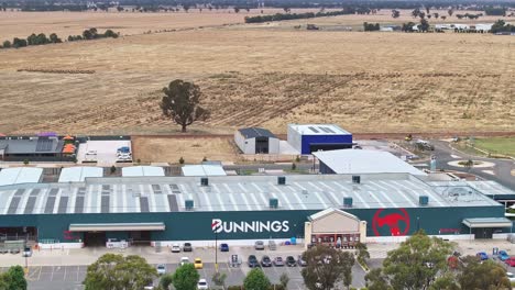 Yarrawonga,-Victoria,-Australia---7-De-Diciembre-De-2023:-Primer-Plano-Acercándose-A-La-Vista-Aérea-Del-Frente-De-La-Ferretería-Yarrawonga-Bunnings