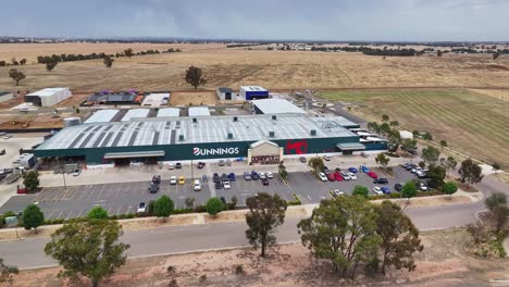 Yarrawonga,-Victoria,-Australien---7.-Dezember-2023:-Seitliche-Luftaufnahme-Des-Baumarkts-Yarrawonga-Bunnings-Mit-Koppeln-Und-Flughafen-Dahinter