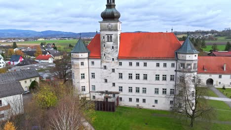 Exterior-Del-Centro-De-Exterminio-Nazi,-El-Castillo-De-Hartheim-En-Alkoven,-Austria