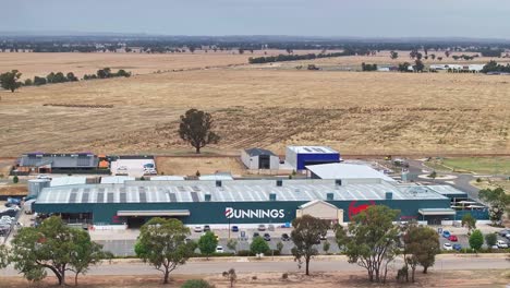 Yarrawonga,-Victoria,-Australia---7-De-Diciembre-De-2023:-Revelación-Aérea-De-La-Ferretería-Bunnings-En-Yarrawonga-Con-Potreros-Agrícolas-Y-El-Aeropuerto-De-Yarrawonga-Más-Allá