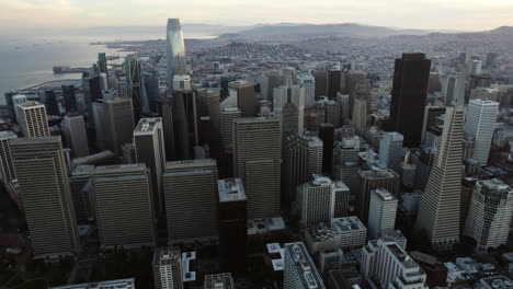 Luftaufnahme,-Die-Vor-Dem-Hochhaus-Von-San-Francisco-Kreist,-Bewölkter-Abend-In-Den-USA