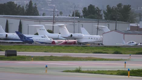 Klassische-Flugzeugtaxis-Rund-Um-Den-Flughafen