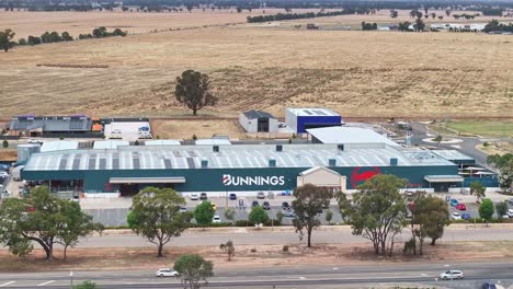 Yarrawonga,-Victoria,-Australien-–-7.-Dezember-2023:-Luftaufnahme-Des-Yarrawonga-Bunnings-Baumarkts-Mit-Koppeln-Und-Yarrawonga-Flughafen-Dahinter