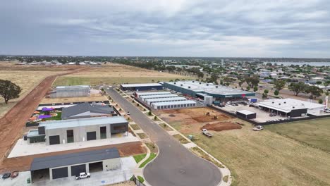 Yarrawonga,-Victoria,-Australia---7-De-Diciembre-De-2023:-Vista-Aérea-Sobre-El-Nuevo-Sitio-Industrial-Y-Mostrando-La-Ferretería-Yarrawonga-Bunnings-Y-El-Lago-Mulwala-Más-Allá