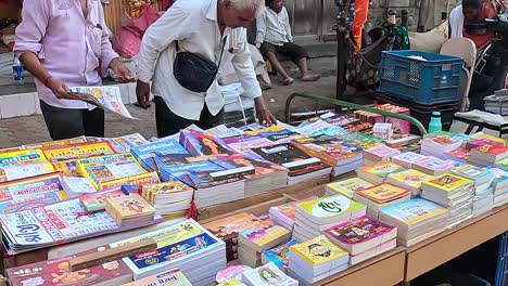 Un-Comerciante-En-La-Calle-Vende-Libros-Y-Calendarios-En-Idiomas-Locales.