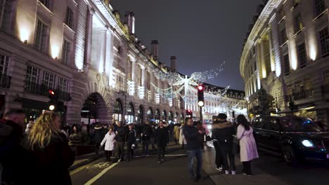 POV-Spaziergang-Entlang-Der-Geschlossenen-Regent-Street-Mit-Ausgestellten-Weihnachtsengellichtern