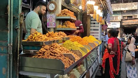 Antigua-Tienda-Del-Mercado-Callejero-Que-Vende-Farsan-Tradicional-Indio-Recién-Hecho-Y-Namkeen