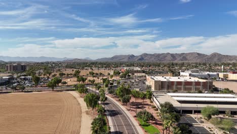 Drone-Volando-Sobre-La-Carretera-En-Tempe,-Arizona