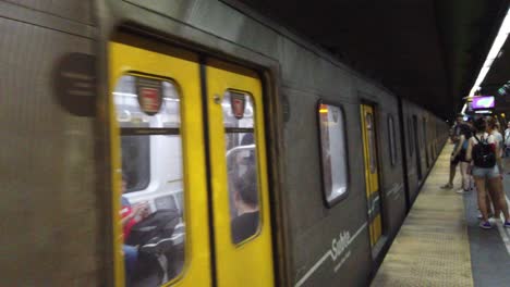 Argentinier-Warten-Am-U-Bahnhof-Von-Buenos-Aires-Auf-Den-U-Bahn-Zug