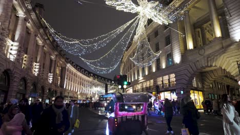 Espíritu-De-Luces-De-ángeles-Navideños-En-Exhibición-En-Regents-Street-En-Londres-Con-Gente-Caminando-Debajo