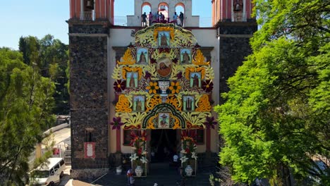 Aufstieg-über-Die-Iztapalapa-Kathedrale,-Die-Zum-Gedenken-An-Den-Tag-Der-Toten-Mit-Einem-Riesigen-Blumenarrangement-Geschmückt-Ist-–-Drohnenaufnahme