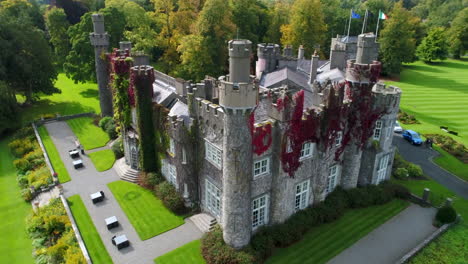 Absteigende-Drohnenaufnahme-Der-Außenseite-Von-Luttrellstown-Castle-In-Der-Nähe-Von-Dublin,-Irland