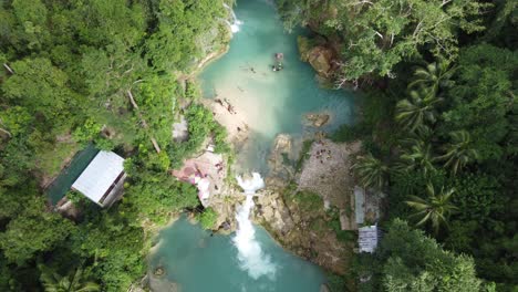 Menschen-Kommen-Am-Endpunkt-Der-Kawasan-Wasserfälle-An-Und-Unternehmen-Canyoning-An-Blauen-Tauchbecken-Inmitten-Grüner-Tropischer-Wälder