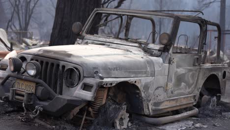 Verbranntes-Auto-Nach-Großem-Waldbrand