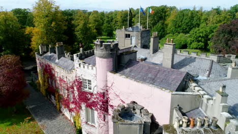 Vorbeiflug-Drohne-Schoss-über-Luttrellstown-Castle-In-Der-Nähe-Von-Dublin,-Irland