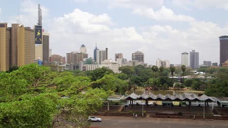 Panorama-Del-Horizonte-De-Nairobi-A-La-Izquierda-Y-Jardines-Públicos-En-Primer-Plano.