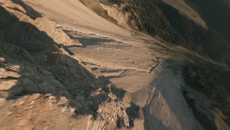 Fliegende-FPV-Drohnen-In-Den-Bergen-Der-Italienischen-Alpen,-Dolomiten