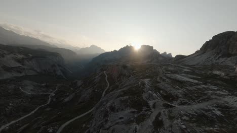 Vuelo-Cinematográfico-Con-Drones-Fpv-En-Los-Alpes-Italianos,-Dolomitas