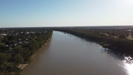 Vista-Aérea-De-Un-Río-Marrón-En-Australia-Pequeña-Ciudad-Rural-En-El-Lado-Izquierdo