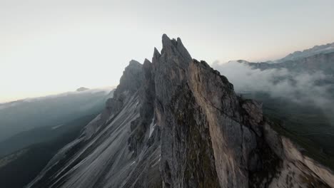 Drones-Fpv-Voladores-En-Las-Montañas-De-Los-Alpes-Italianos,-Dolomitas