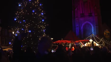 Encendiendo-Las-Luces-De-Un-árbol-De-Navidad-En-Un-Mercado-Navideño-Holandés.