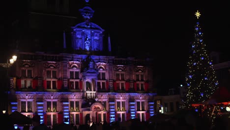 Drei-Frauen-Treten-Auf-Einem-Niederländischen-Weihnachtsmarkt-Auf-Und-Singen-Vom-Gebäudebalkon-In-Der-Ferne