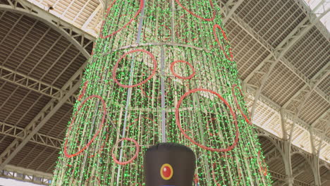 Imagen-Inclinada-De-Adornos-Navideños-En-El-Mercado-De-Colón-En-Valencia,-España.