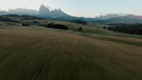 Drones-Fpv-Voladores-En-Las-Montañas-De-Los-Alpes-Italianos,-Dolomitas