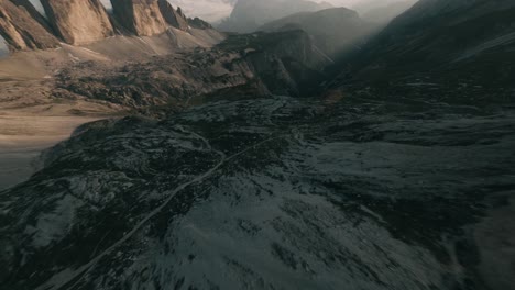 Fliegende-FPV-Drohnen-In-Den-Bergen-Der-Italienischen-Alpen,-Dolomiten