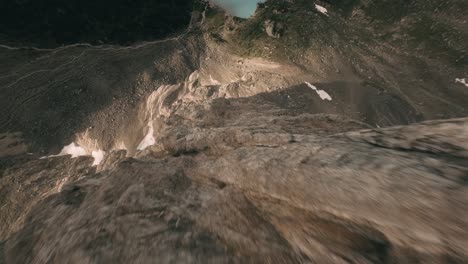 Drones-Fpv-Voladores-En-Las-Montañas-De-Los-Alpes-Italianos,-Dolomitas