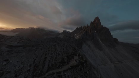 Fliegende-FPV-Drohnen-In-Den-Bergen-Der-Italienischen-Alpen,-Dolomiten