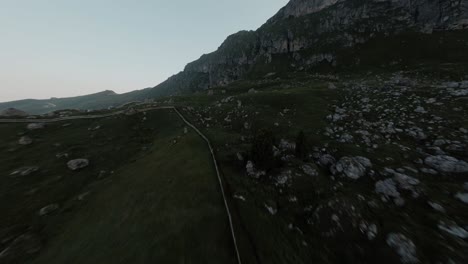 Drones-Fpv-Voladores-En-Las-Montañas-De-Los-Alpes-Italianos,-Dolomitas