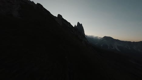 Drones-Fpv-Voladores-En-Las-Montañas-De-Los-Alpes-Italianos,-Dolomitas