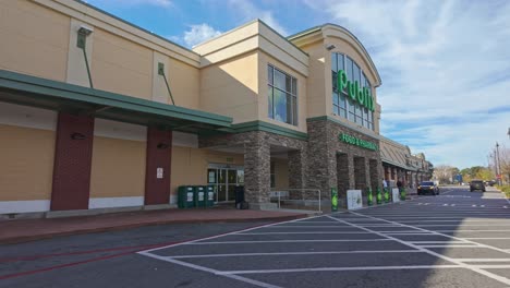 POV-Acercándose-A-La-Toma-Del-Edificio-Del-Supermercado-Publix-En-La-Ciudad-De-Atlanta-En-Un-Día-Soleado,-EE.UU.